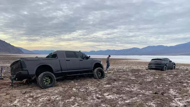 Image de l'article intitulé Prendre votre Porsche Macan Mudding de location dans la Vallée de la Mort vous mènera probablement en prison